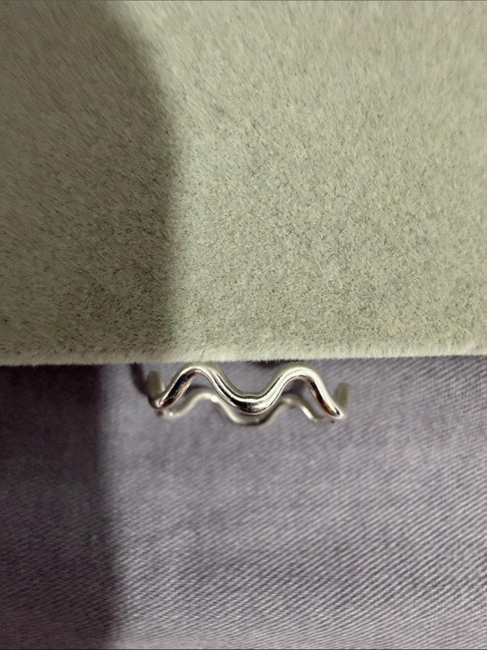 Delicate Wave Round Ring - Picture 3 of 3